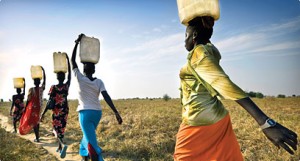 Muchos africanos tienen que recorrer muchos KMs para obtener agua. Foto elmundodewayne