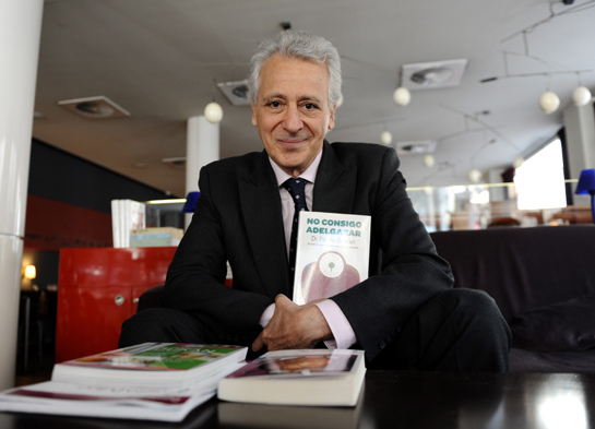Pierre Dukan posando con su exitoso libro No consigo adelgazar. Foto lavozlibre