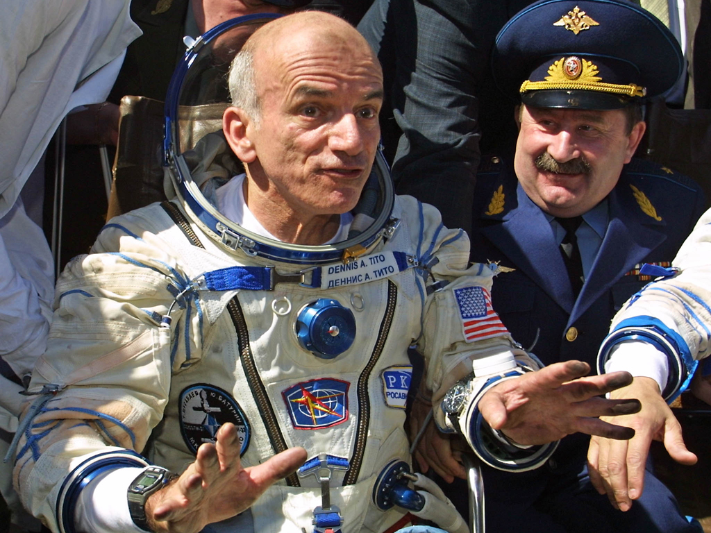 Кто был самым первым в космосе. Деннис Тито. Тито первый космический турист. Космический туризм Деннис Тито. Деннис Тито в космосе.
